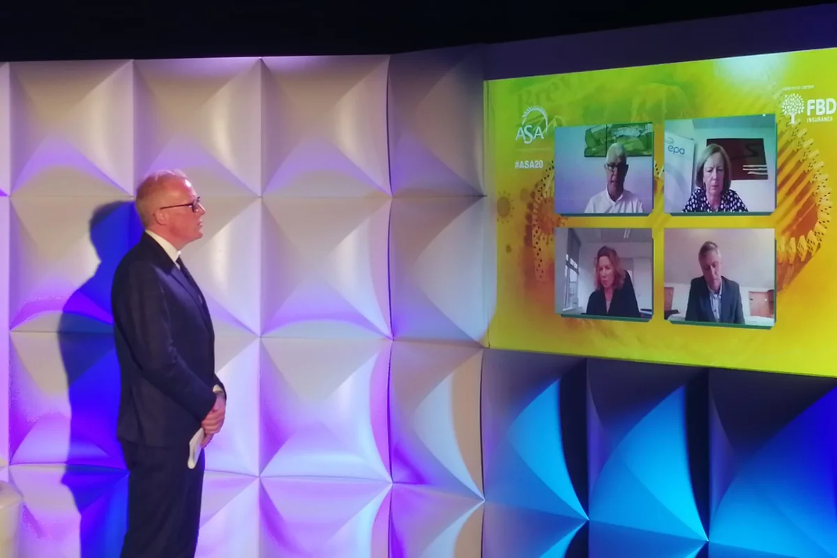 Video wall for hybrid event live streaming